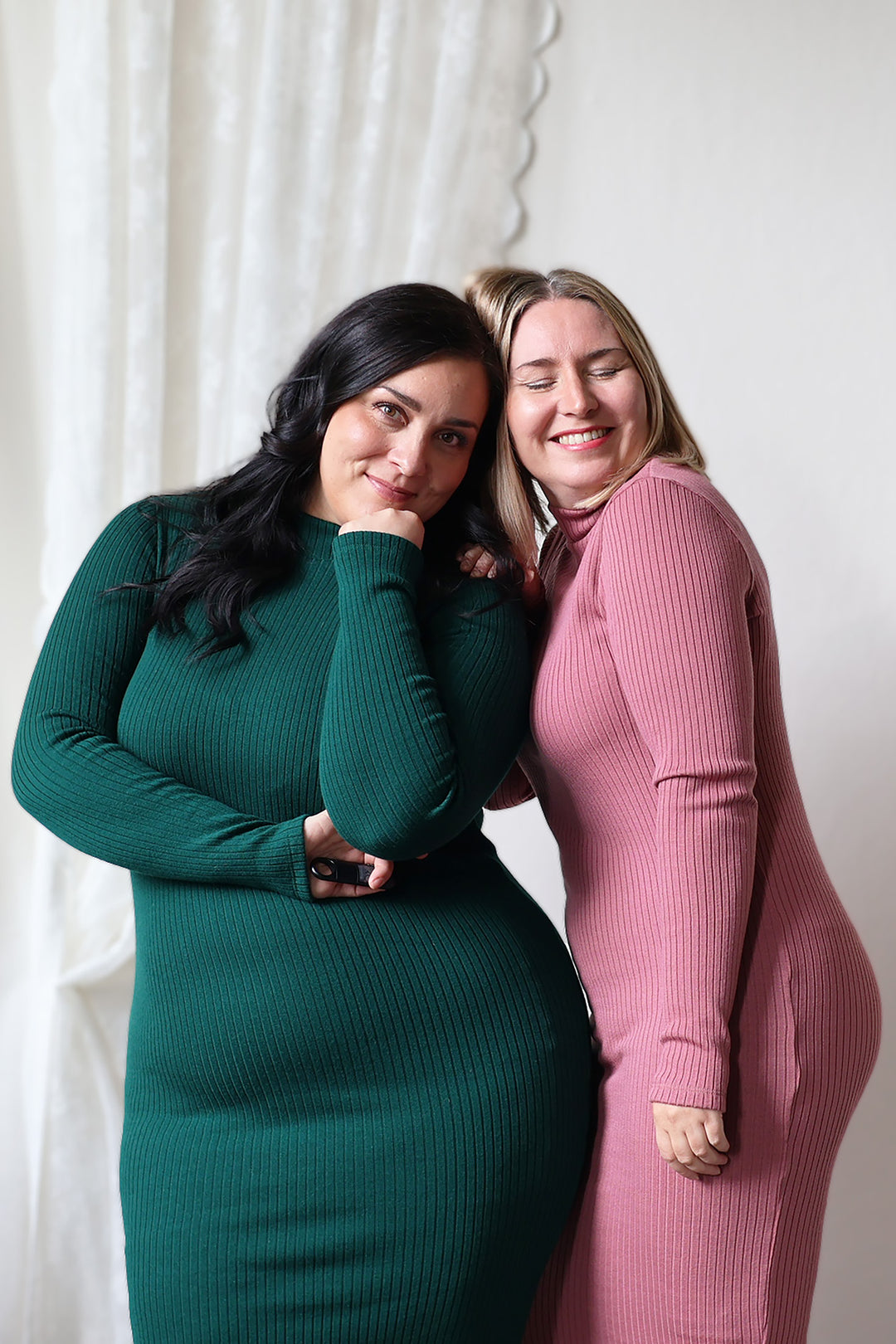 Merinovillainen Allison-ribbimekko on ihanan lämmin ja mukava! Kuvassa koko M/L ja L/XL. Väreinä saatavilla vihreä,musta ja marjapuuro.